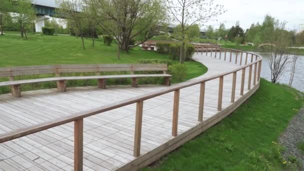 Houten loopbrug met leuning — Stockvideo