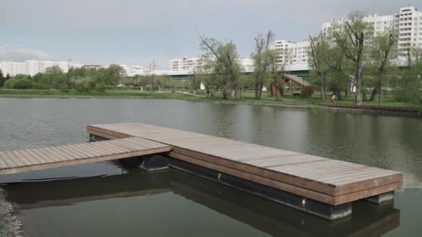 Houten pier op de vijver — Stockvideo