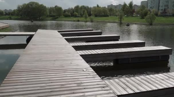 Houten pier op de vijver — Stockvideo