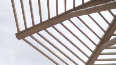Bulutlara karşı ahşap pergolas