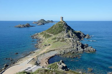 Kaybolmamış Ceneviz Kulesi ile Pointe de la Parata, Burun Adaları Sanguinaires (Sanguinaires adalar) Ajaccio Korsika kıyılarında yaklaşık 15 km mesafededir.