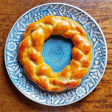 Lezzetli sarı kek ekmeği mavi tabakta