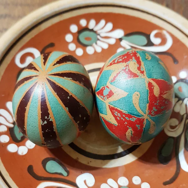 Two Pysanka Eggs Painted Hand Folk Style Ukrainian Ceramic Plate — Stock Photo, Image