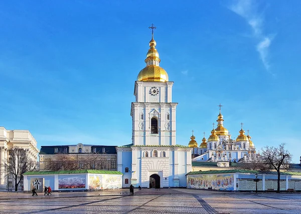 乌克兰基辅蓝天背景下的圣迈克尔广场上美丽的圣迈克尔大教堂 — 图库照片