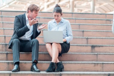 Patron, sekreterini acımasızca suçluyordu. Patronu mutlu değildi.