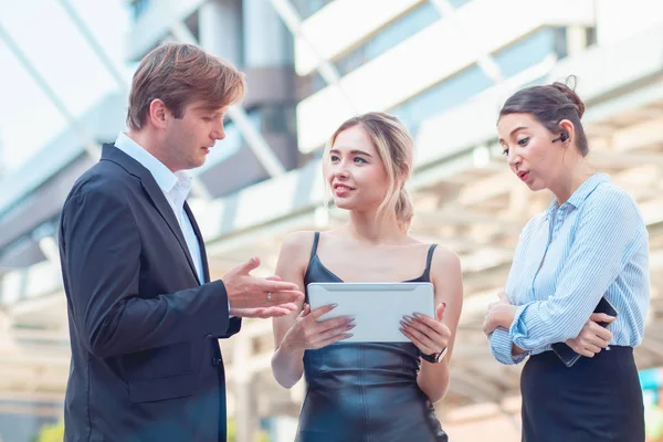 Hizmet sunan bir çift personel ya da güzel küler için ürünler