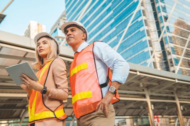 Hem erkek hem de kadın mühendisler kask takıyor. Dolandırıcılık