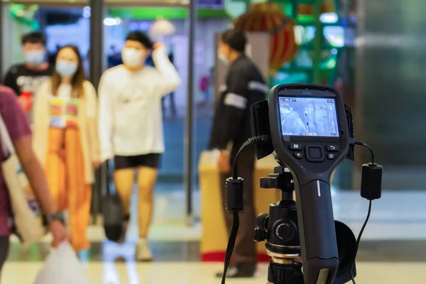 Bangkok, Tayland 2019 tarihî: Personel, Paragon alışveriş merkezinin girişine yerleştirmek üzere Termoscan Kızılötesi Kamerasını getirdi. 2019 'daki yeni Coronavirus virüsüne göz kulak olmak için Çin' in Wuhan şehrinde ciddi bir salgın var.