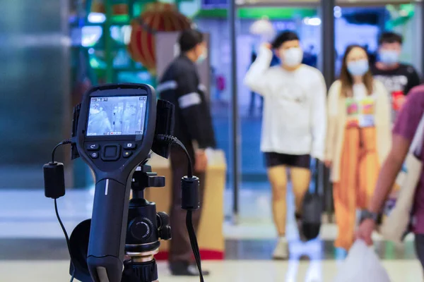 Alışveriş merkezinin girişine kurulacak termosa kızılötesi termal kamera. Çinlilerin sürekli Tayland 'a seyahat ettikleri Wuhan, Çin' de, Coronavirus 'a ya da enfekte olmuş 19 kişiye göz kulak olmak için ciddi bir salgın var..