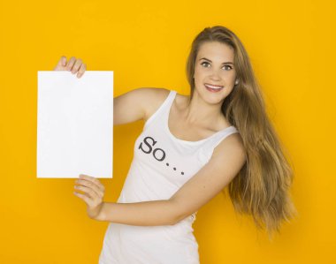 Boş kağıt tutan güzel genç çekici kadın