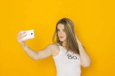 Genç çekici kadın yapmak selfie onu smartphone