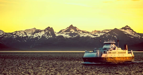 Barco navegando en el fiordo — Foto de Stock