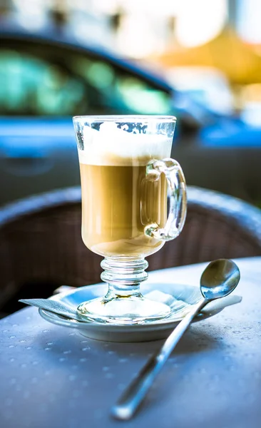 Kahve latte açık kahve dükkanında, gün sonu 