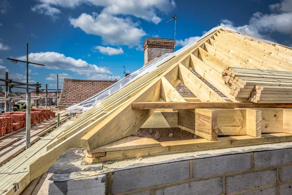 Techo de cola lugar de trabajo, casa construcción de madera —  Fotos de Stock