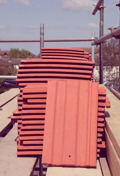 Nuevas tejas colocadas en andamios — Foto de Stock