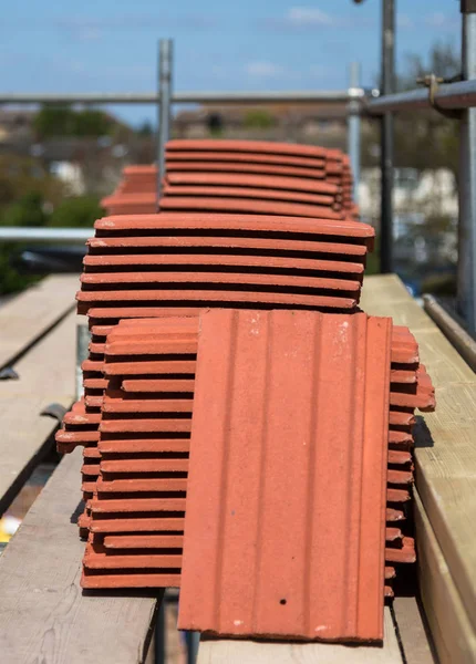 Nuevas tejas colocadas en andamios, lugar de trabajo del carpintero —  Fotos de Stock