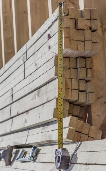 Madera material de construcción de madera de cada cosa, y herramientas de carpintería —  Fotos de Stock