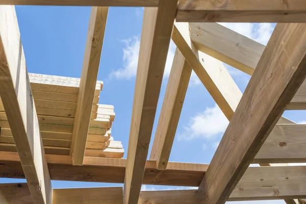 Fragmento de una nueva casa de construcción residencial enmarcando contra un cielo azul —  Fotos de Stock