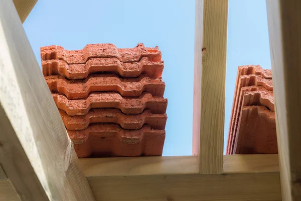 Fragmento de un nuevo techo de baldosas en la construcción de madera — Foto de Stock