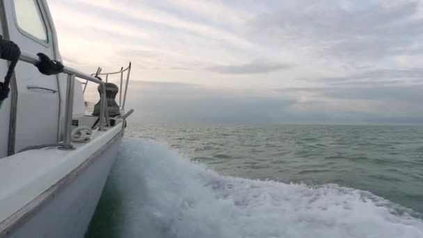 Αλιευτικό σκάφος που πλέει στην ανοικτή θάλασσα, νερό, μία πλευρά θέα — Αρχείο Βίντεο