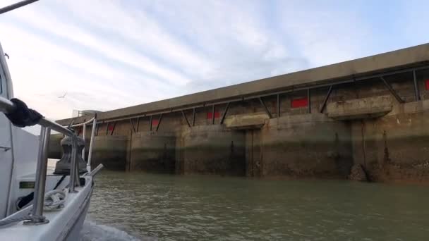 Barco de pesca navegando para o porto, uma vista lateral 3 — Vídeo de Stock