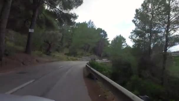 Coche de conducción en carretera serpentina, vista de la naturaleza de la isla mediterránea — Vídeo de stock