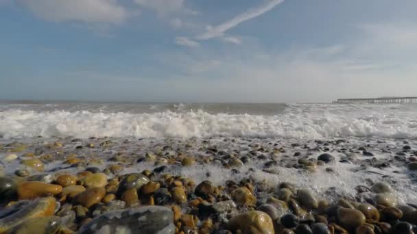 Wunderschöner Abend mit Wellen am felsigen Strand, die Wasser überschwemmen — Stockvideo