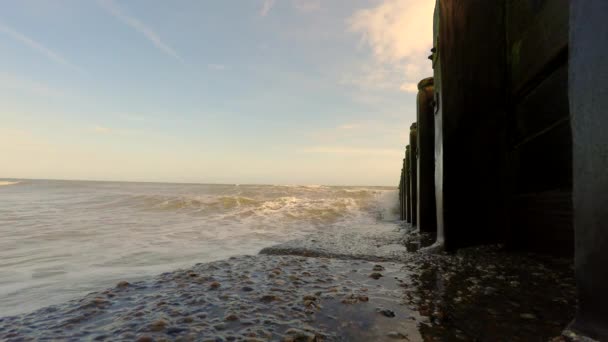 海波浪涌到岸边 1 — 图库视频影像