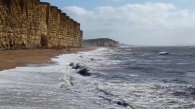 Dorset İngiltere'deki West Bay kayalıklarla