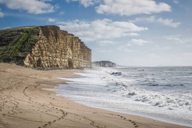 Dorset İngiltere'deki West Bay kayalıklarla