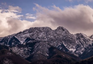 Giewont tepe Polonya Tatra Dağları'nda doğru görünümü