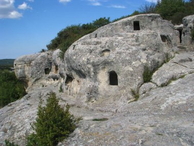 Kırım'da şehirde mağara