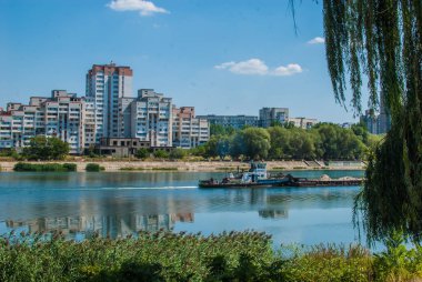 Güneşli bir gün şehir görünümünde