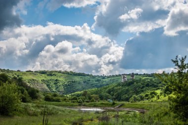 Dağlı ve bulutlu güzel bir manzara.