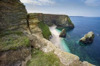 Cornish clifftop kum plaj ve temiz su ile