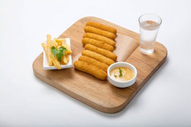 Deniz ürünleri - balık bir ahşap tahta üzerine yapışır.