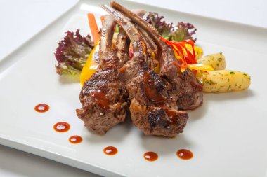 Domuz kaburga ızgara ile kavrulmuş sebze ve patates haşlanmış