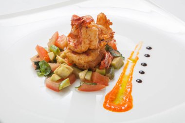 Kızarmış karides üzerinde beyaz bir tabak kızarmış sebze