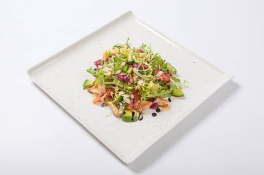 Taze marul ve roka ve meyve dilimleri sağlıklı tavuk salatası