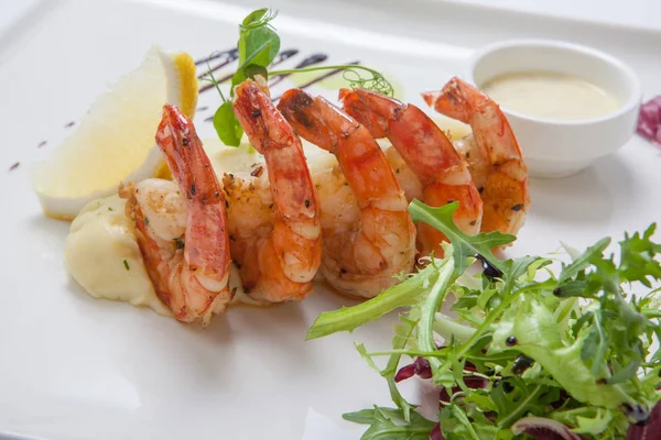 Kızarmış karides patates püresi ile