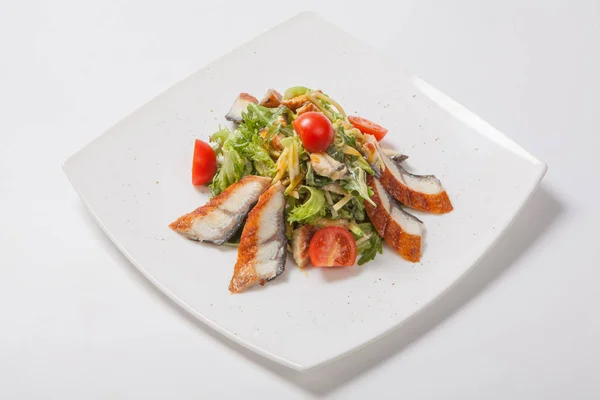 Салат с жареной рыбой — стоковое фото