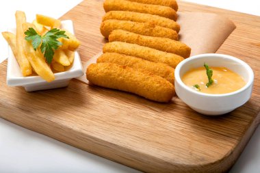 Kızarmış Balık derin yağda kızartılmış hamur ve ekmek kırıntıları patates kızartması ve sos ile ahşap bir gemide