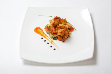 Kızarmış karides ile beyaz bir tabak kızarmış sebze