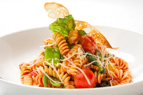 Pasta in salsa di pomodoro con verdure fritte — Foto Stock