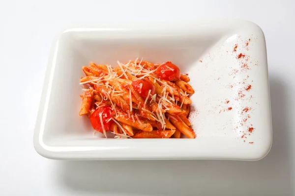 Domates soslu makarna ile Parmesan peyniri serpilir — Stok fotoğraf