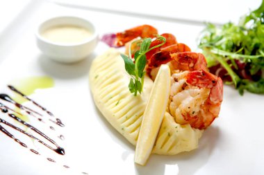 Deniz ürünleri - beyaz bir tabak kızarmış karides