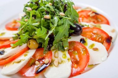 Caprese salatası. Taze mozzarella peyniri ve taze roka ile taze sulu domates salatası