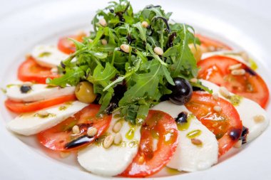 Caprese salatası. Taze mozzarella peyniri ve taze roka ile taze sulu domates salatası