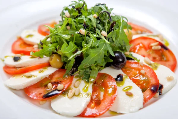 Caprese salatası. Taze mozzarella peyniri ve taze roka ile taze sulu domates salatası