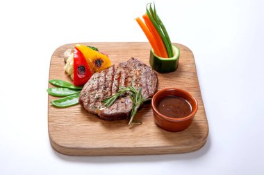 Kızarmış gıdalar - acı sos ve sebze bir ahşap tahta üzerinde Barbekü sığır eti biftek